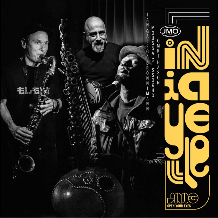 Schwarzweißbild von drei Musikern mit Saxophon, Kora und Mikrofon in dunkler Umgebung