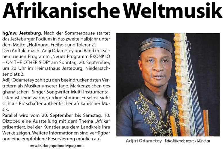 Adjiri Odametey mit traditionellem Instrument